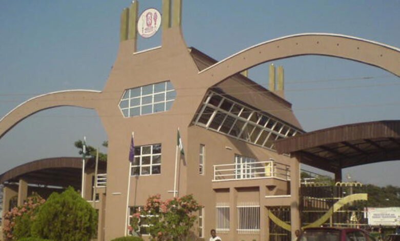 Students obstruct the entrance to UNIBEN in protest of the ongoing ASUU warning strike.